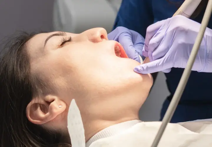 Dentysta pracuje nad zębem, gdy wypadła mi plomba z martwego zęba.