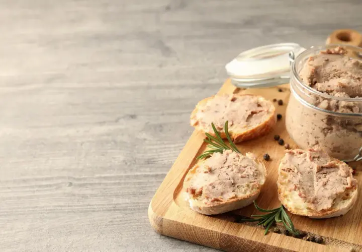 Smalec, czyli pasztet z wątróbki, na kromkach chleba z rozmarynem i pieprzem.