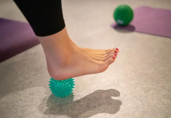 Fußmassage mit Igelball: Ein Hausmittel, das gegen Fersensporn helfen kann.