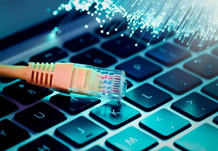 Kabel światłowodowy na klawiaturze. Chcesz wiedzieć, jak sprawdzić dostępność światłowodu?