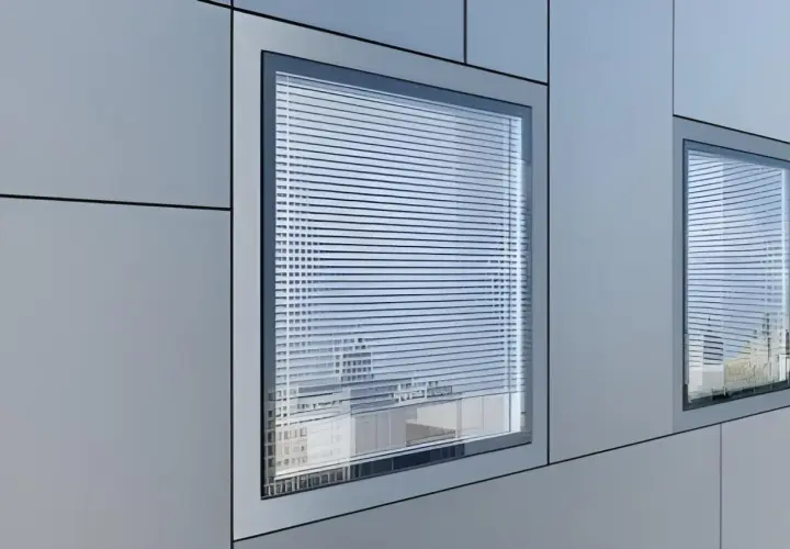Finestra filo muro interno con veneziane, riflessi di un edificio moderno.