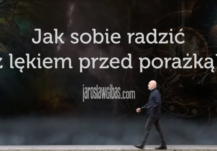 Mężczyzna idzie przez mgłę, pokonując lęk przed porażką. Napis: "Jak sobie radzić z lękiem przed porażką?".