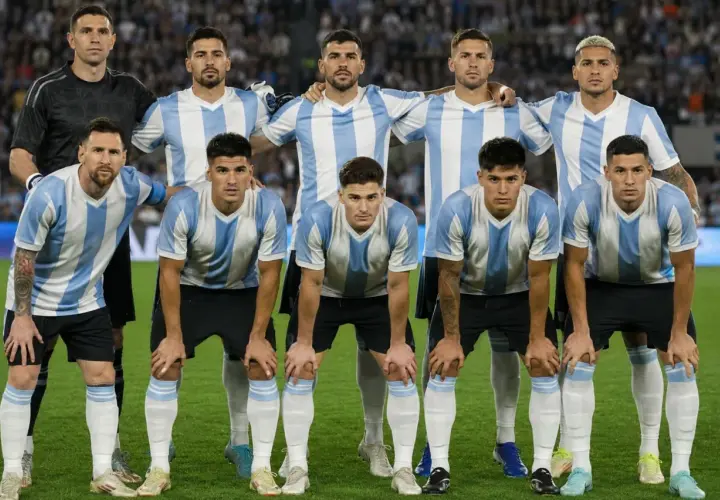 Drużyna narodowa Argentyny, znana z pasji do futbolu, prezentuje się w swoich charakterystycznych niebiesko-białych strojach.