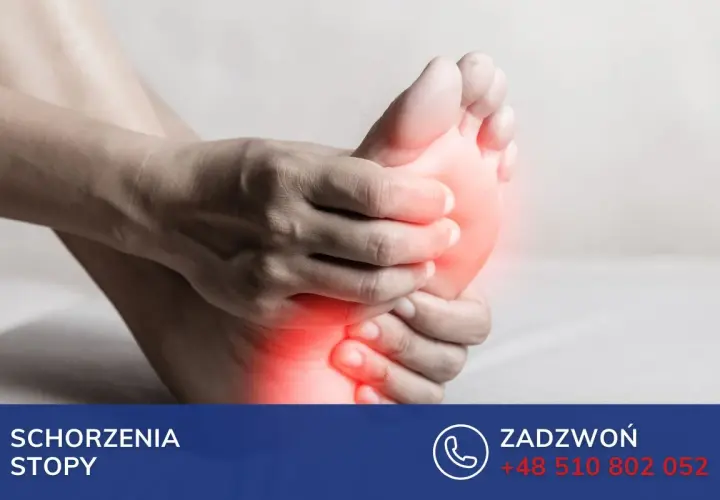 Dłoń uciska bolącą stopę, wskazując na zapalenie ścięgien objawy.
