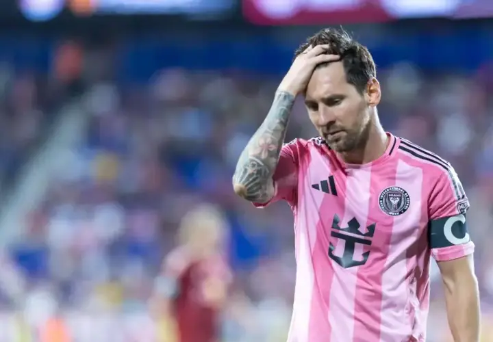 Smutny Messi w różowej koszulce Interu Miami, trzymający się za głowę. Czyżby to była kolejna **messi kontuzja**?