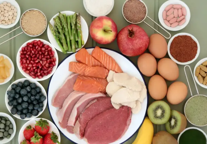 Różnorodne źródła białka i witamin: mięso, ryby, jaja, owoce, warzywa i suplementy. Przykłady aminokwasów egzogennych znajdziesz w tych produktach.