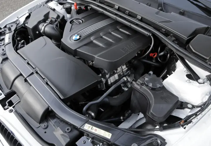 Silnik BMW 2.0 diesel 190 KM. Choć mocny, jego awaryjność bywa problemem.