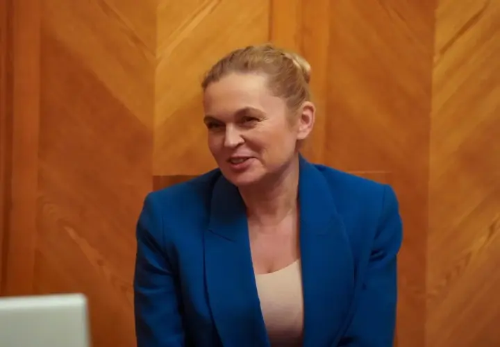 Barbara Nowacka w niebieskiej marynarce, rozmawiająca z Maciejem Rembarzem, partnerem Barbary Nowackiej.