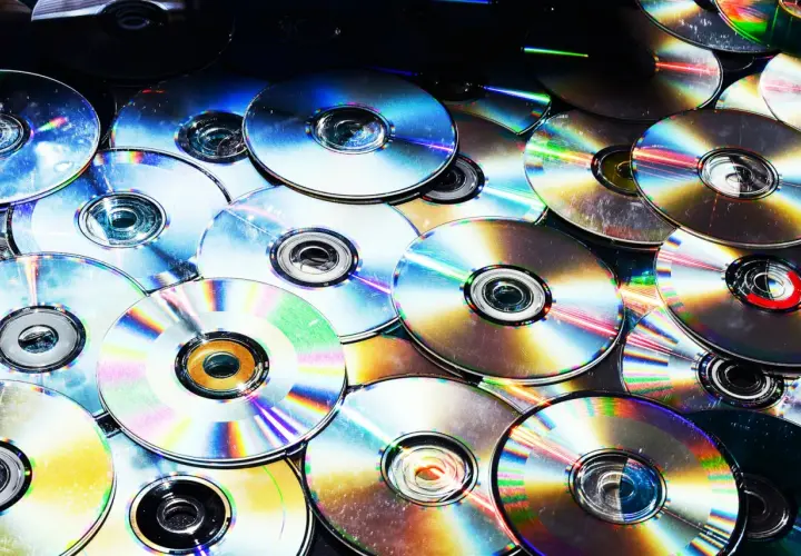 Stare płyty CD, które już nie są potrzebne, mogą trafić do PSZOK lub punktów zbiórki elektrośmieci. Nie wyrzucaj ich do zwykłego kosza!