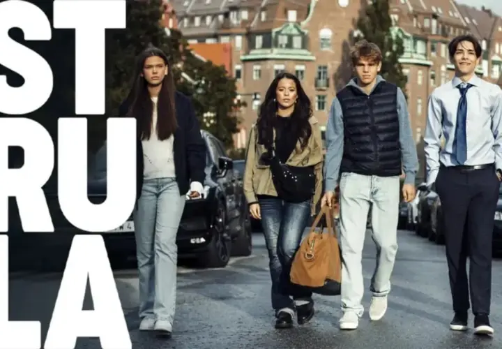 Ungdomar går på gatan, en av dem bär en brun väska. Texten "STRULA" syns stort. SVT-serien som handlar om deras liv.