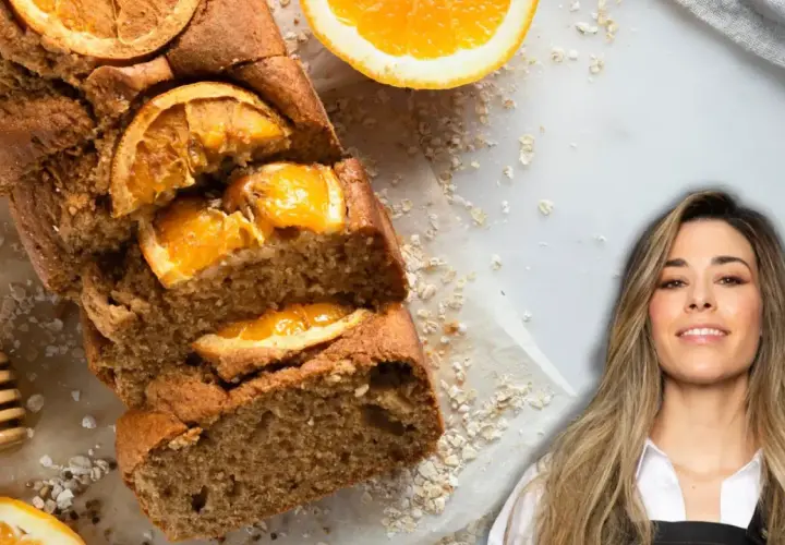 Un delicioso bizcocho de naranja, decorado con rodajas de naranja y avena, junto a una mujer sonriente.