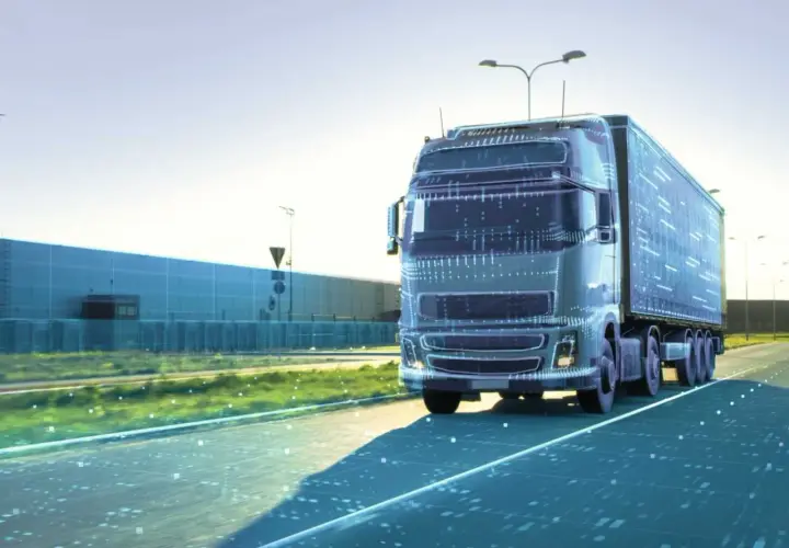 Ein futuristischer LKW fährt auf einer Straße, die von digitalen Daten durchzogen ist. Dies symbolisiert die Zukunft der Logistik und autonome Transportsysteme.