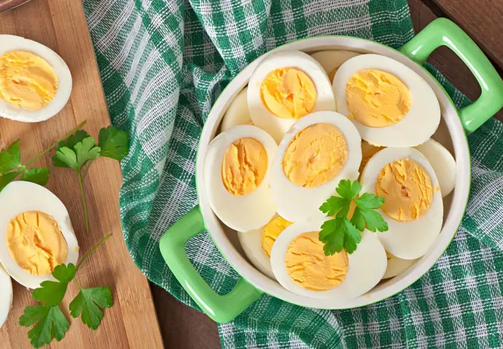 Połówki jajek na twardo, idealne na śniadanie. Niskie jajka kcal, zdrowe i sycące.
