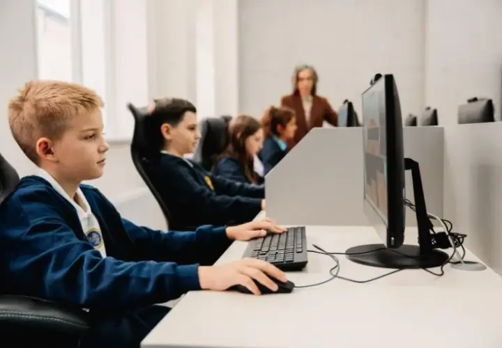 Lekcje w technikum informatycznym: Program nauczania i przedmioty