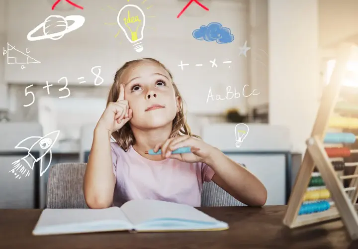 Bambina pensa a formule matematiche e concetti, come in uno stadio operatorio concreto, con disegni di razzi e pianeti.