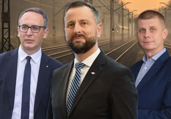 Trzech mężczyzn w garniturach na tle torów kolejowych. Jeden z nich, z brodą, wygląda jak prezes PKP.