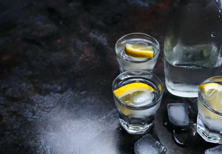 Szklanki z wódką i lodem, ozdobione plasterkami cytryny. Ile trzyma 250 ml wódki? Zależy od apetytu!