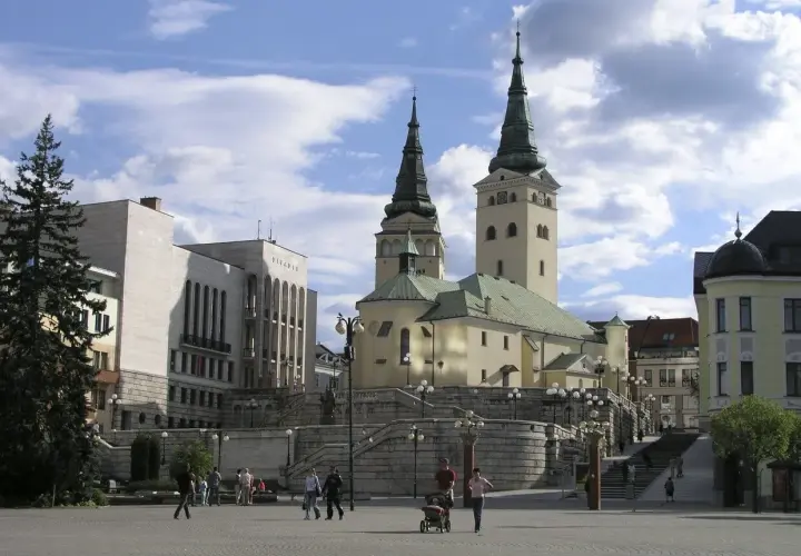 Rynek w Żylinie z kościołem i teatrem. Spacer po mieście odkrywa wiele żylina atrakcje.