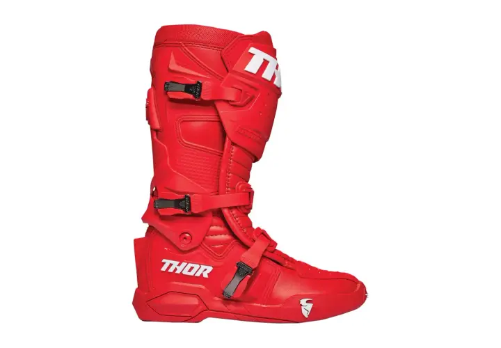 Czerwone buty motocyklowe Thor z białym logo. Solidne, z klamrami i wzmocnieniami, gotowe na wyzwania.