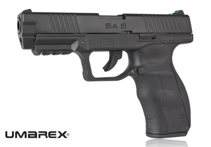 Czarny pistolet Umarex SA10 z zieloną muszką, gotowy do akcji.