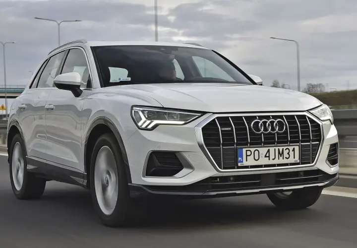 Białe Audi Q3 2025 na drodze, z charakterystycznym grillem i światłami LED.