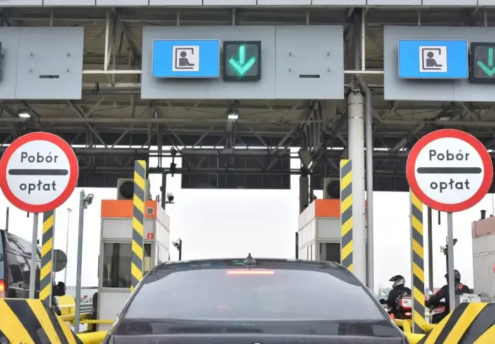 Kolejka do punktu poboru opłat na autostradzie A1. Kierowcy zbliżają się do bramek, by zapłacić za przejazd z Torunia do Gdańska.
