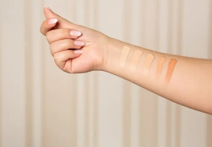 Swatch di fondotinta su un braccio per trovare la corrispondenza colori perfetta.