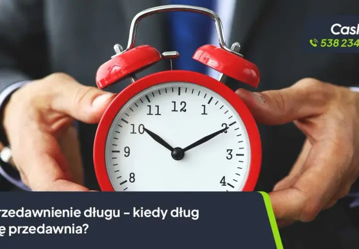 Dłoń trzyma czerwony budzik. Tekst: "Przedawnienie długu – kiedy dług się przedawnia?". Dotyczy to również czynszu najmu.