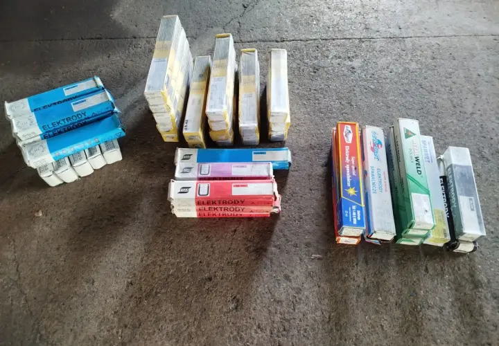 Różne rodzaje elektrod spawalniczych, w tym elektrody EB 150 zastosowanie, gotowe do pracy.