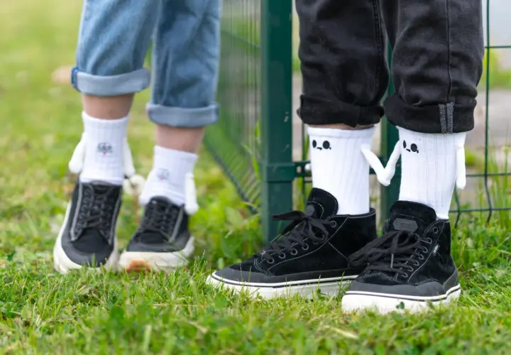 Jakie skarpetki do czarnych butów? Uniknij wpadki, bądź stylowy!