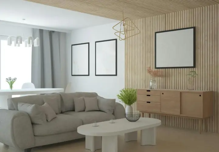 Przytulny salon z lamelami na ścianie i suficie. Szara kanapa, biały stolik kawowy i drewniana komoda tworzą nowoczesną aranżację.
