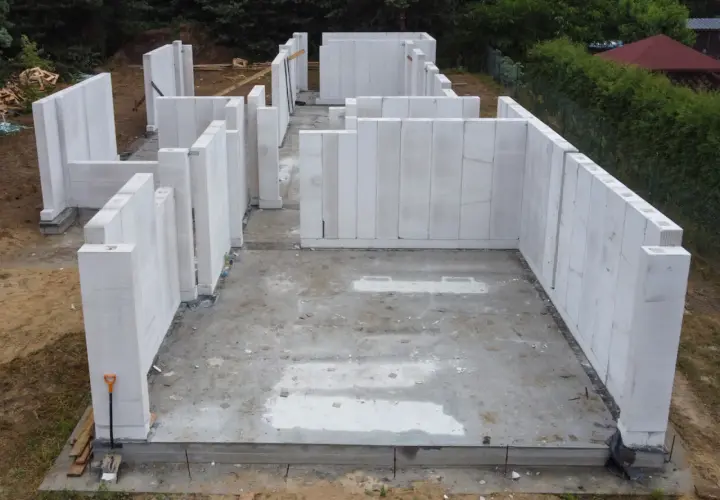 Beton, ceramika, silikaty: Jaki materiał na dom wybrać w 2026?