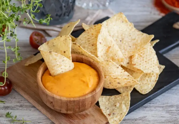 Cómo hacer queso fundido para nachos cremoso y delicioso en casa