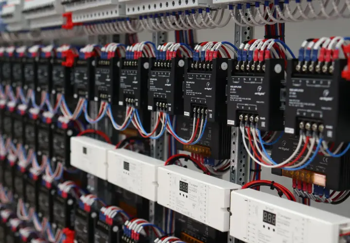 Panel sterowania oświetleniem DALI z wieloma modułami i przewodami.
