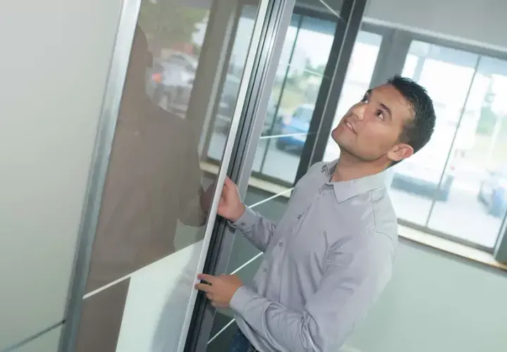 Jak wymierzyć drzwi przesuwne do szafy, by uniknąć błędów?