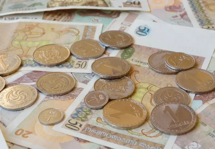Gruzińskie monety i banknoty, w tym 1 lari, pokazują, jaka jest waluta w Gruzji.