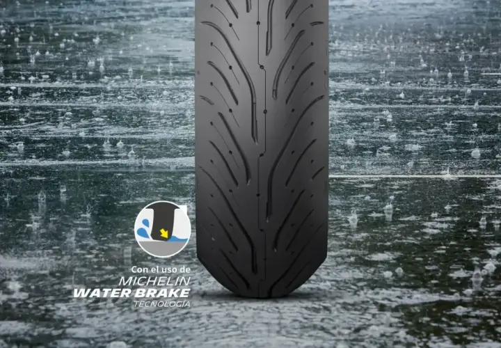 Neumático Michelin Pilot Road 4 en lluvia, con tecnología Water Brake. ¡Excelentes opiniones para rodar seguro!