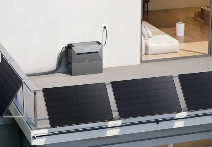 Balkonkraftwerk mit Speicher sinnvoll: Solarmodule auf dem Balkongeländer, verbunden mit einem grauem Speichergerät, das in die Steckdose gesteckt ist.