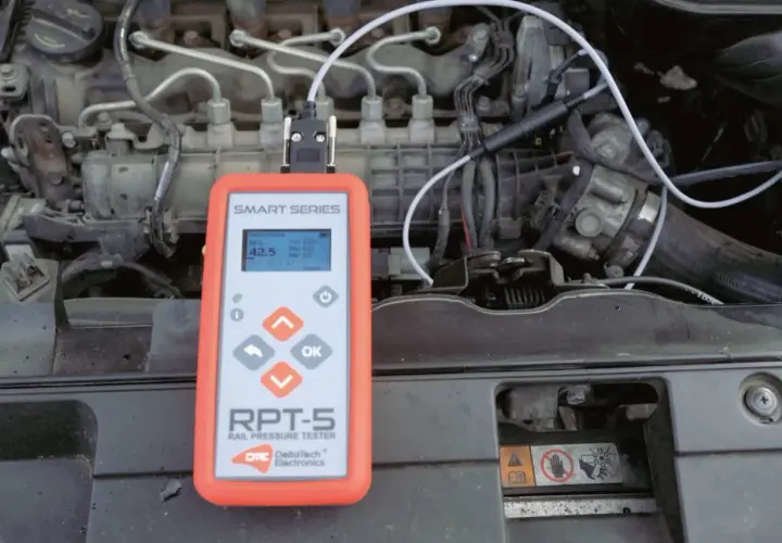 Tester RPT-5 mierzy prawidłowe ciśnienie na listwie wtryskowej common rail. Odczyt 42.5 MPa.