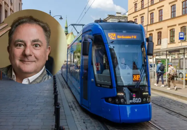 Mężczyzna w okręgu uśmiecha się, gdy niebieski tramwaj z numerem 24 zbliża się do przystanku. To jak telefoniczne zapowiadanie pociągów, ale na żywo!