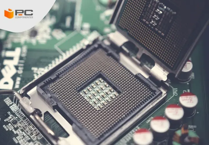 Placa base Dell con zócalo de CPU vacío y un procesador listo para instalar. ¿Qué procesador es mejor para tu equipo?
