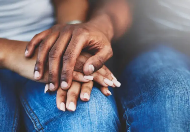 Mani intrecciate, un gesto che può nascondere la mancanza di fiducia nel partner, psicologia complessa.