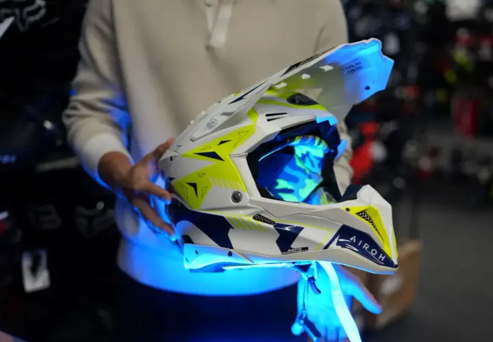 Biało-żółte kaski enduro z niebieskim podświetleniem, gotowe na ekstremalne wyzwania.