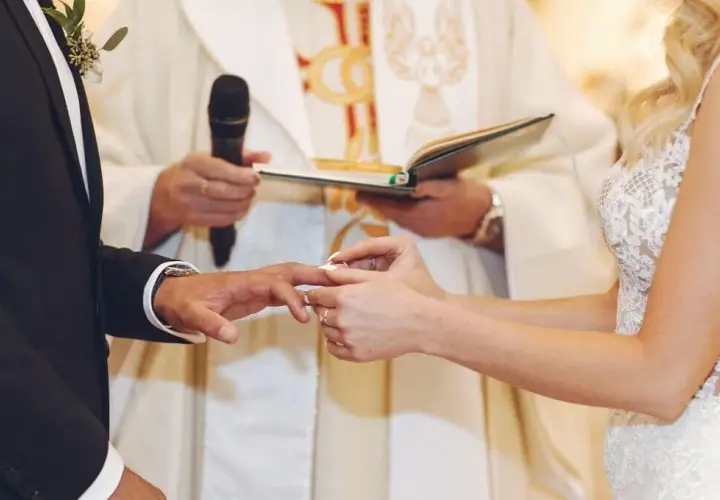 O której ślub w kościele? Sprawdź najlepsze godziny na ceremonię