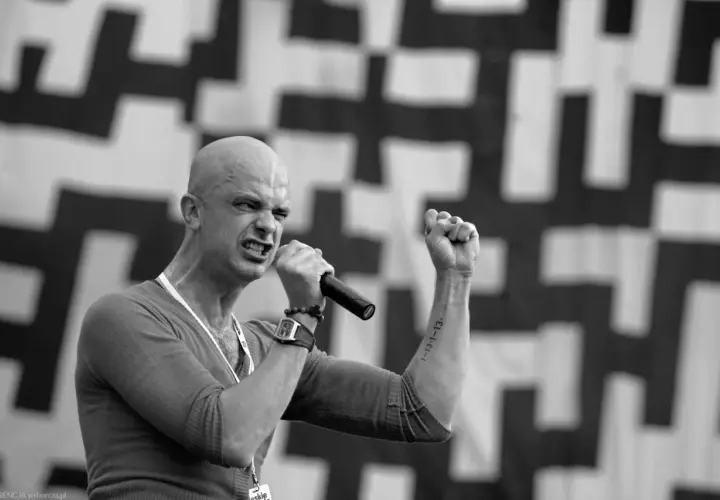 Łzy bez sensu nieważne - głęboka analiza tekstu i znaczenia piosenki