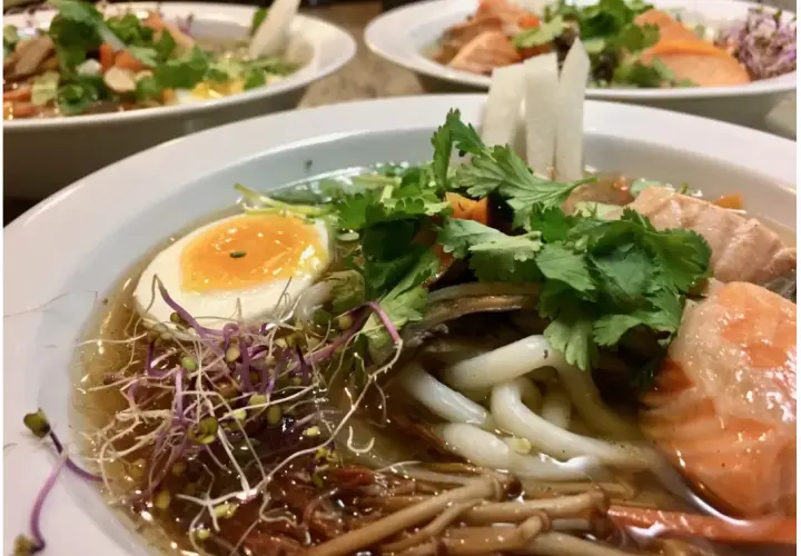 Jaką zupę z rosołu? 12 pomysłów: Klasyka, kremy i ramen!
