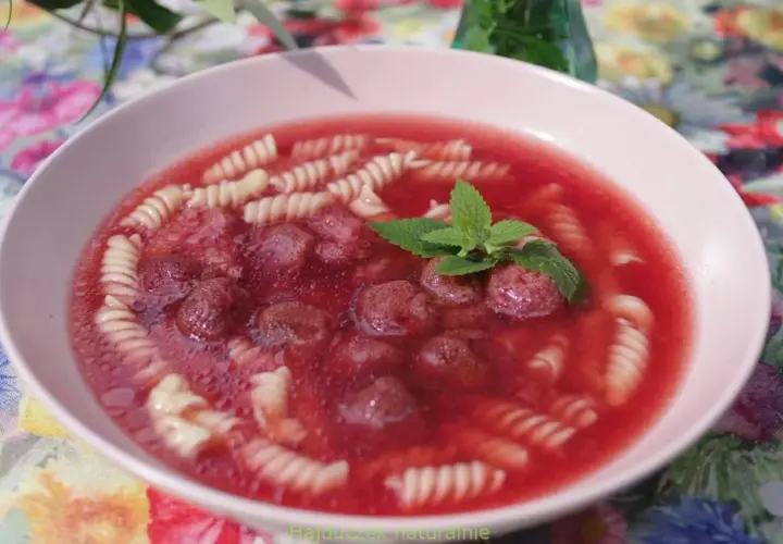 Letnia zupa truskawkowa z makaronem i miętą. Słodkie truskawki w różowym bulionie, idealne na upalne dni.
