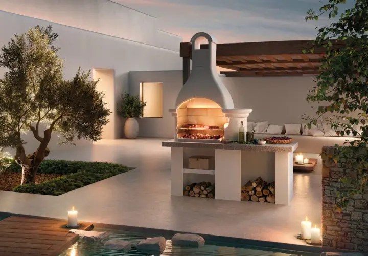 Un barbecue en briques avec cheminée, prêt pour un festin. Le plan est clair : une structure imposante avec un foyer accueillant, des étagères pour le bois et une surface de travail.