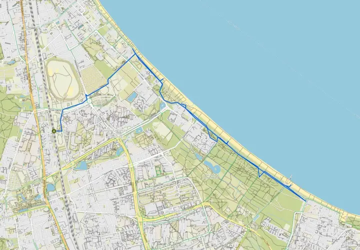 Nadmorska trasa rowerowa Trójmiasto biegnie wzdłuż plaży, łącząc Gdańsk, Sopot i Gdynię.