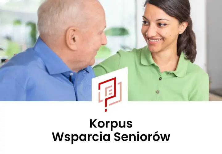 Uśmiechnięta opiekunka wspiera starszego pana. Profesjonalna pomoc dla seniora Kraków.